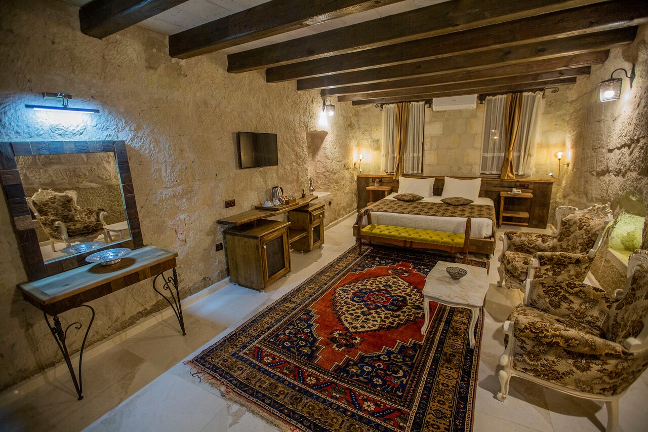 Divan Cave House