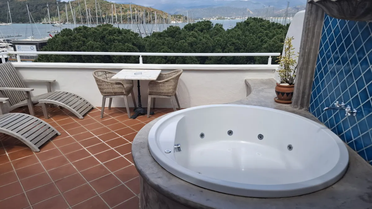 Yacht Boheme Hotel