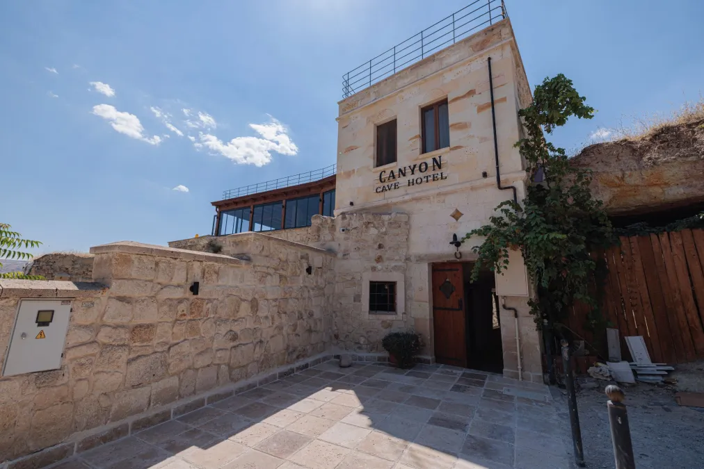 Canyon Cave Hotel