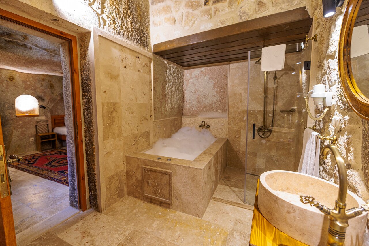 Canyon Cave Hotel