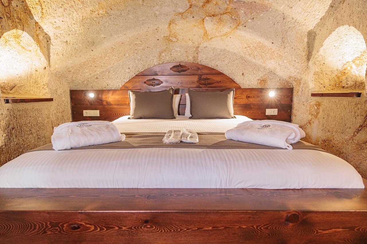Canyon Cave Hotel
