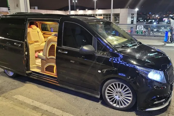 خدمة نقل خاصة لكبار الشخصيات من مطار دالامان بسيارة فاخرة