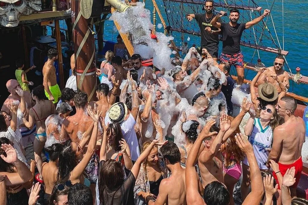 Пиратская поездка на лодке из Олюдениза
