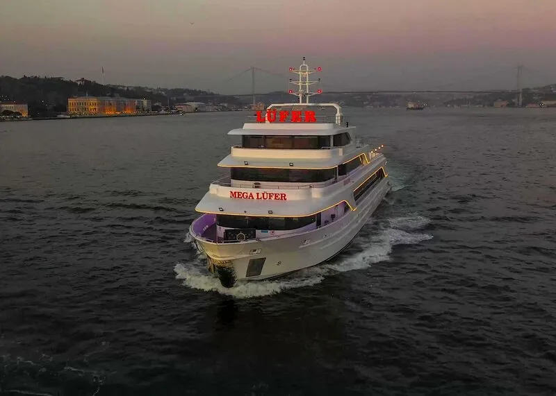 Boğazda Yemekli Tekne Turu, Gösteri ve Özel Masa
