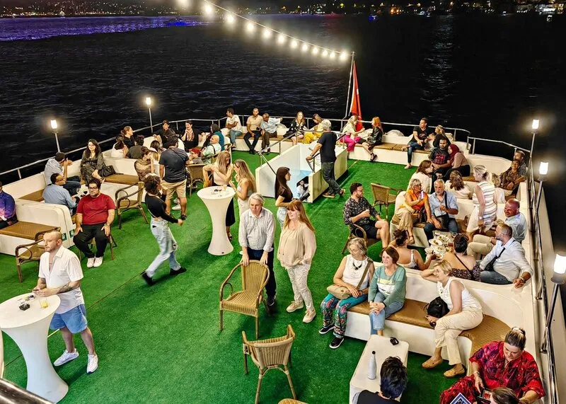 Boğazda Yemekli Tekne Turu, Gösteri ve Özel Masa
