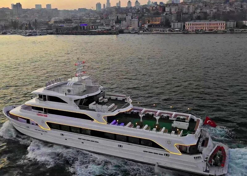 Boğazda Yemekli Tekne Turu, Gösteri ve Özel Masa
