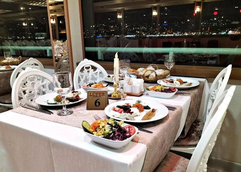 Boğazda Yemekli Tekne Turu, Gösteri ve Özel Masa
