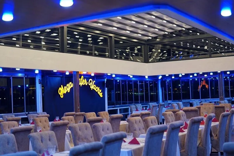 Boğazda Yemekli Tekne Turu, Gösteri ve Özel Masa
