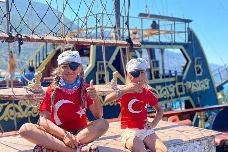 Пиратская поездка на лодке из Олюдениза
