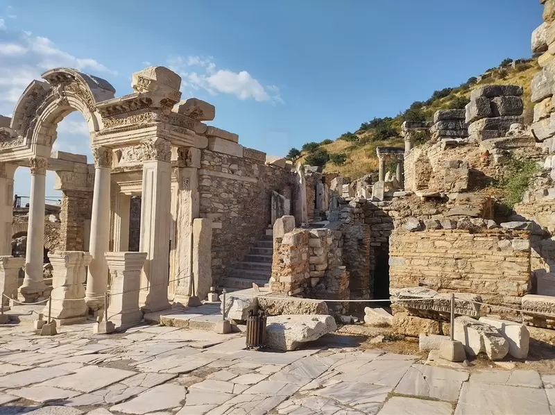 エフェソスの古代遺跡を探索: 時間を遡って
