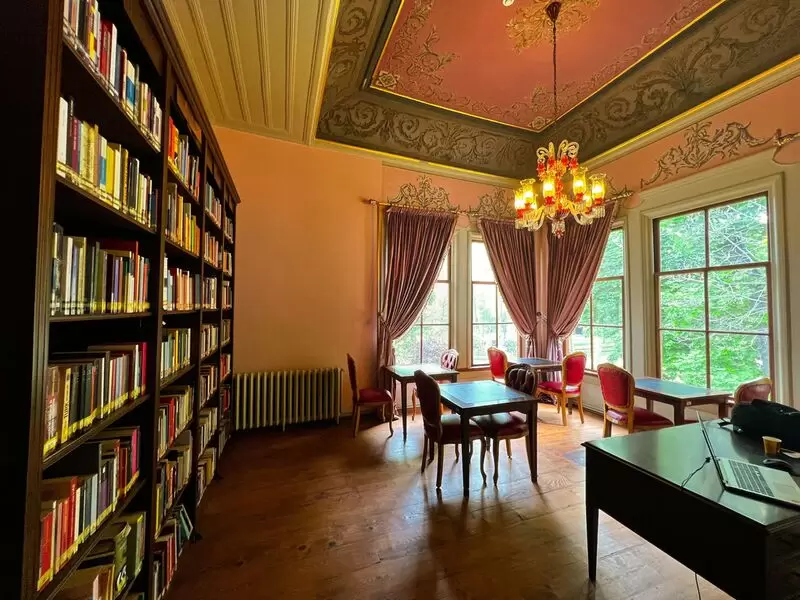 Entdecken Sie die Bibliothek des Ahmet Hamdi Tanpınar Literaturmuseums