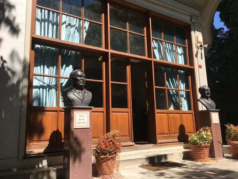 Entdecken Sie die Bibliothek des Ahmet Hamdi Tanpınar Literaturmuseums