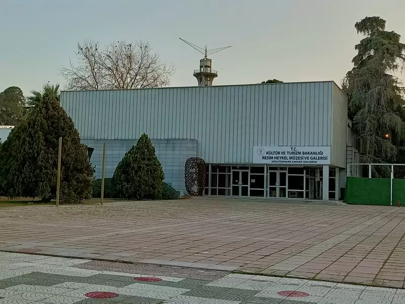 Откройте для себя Измирский музей искусства и скульптуры