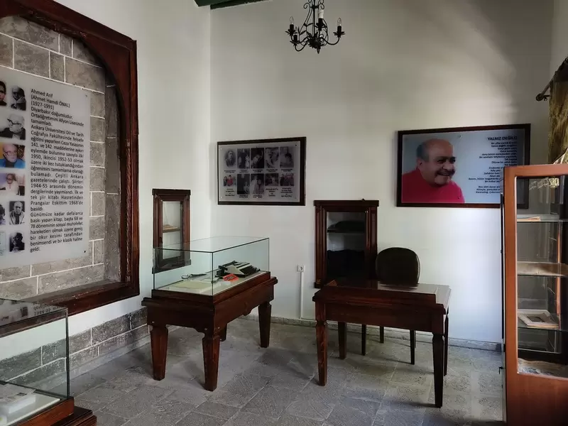 探索艾哈迈德·阿里夫文学博物馆图书馆