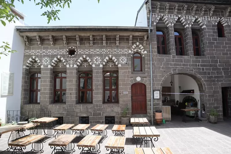 探索艾哈迈德·阿里夫文学博物馆图书馆