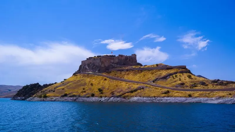 اكتشف قلعة بيرتيك