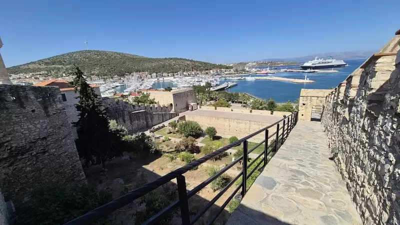 チェシュメ城を発見する