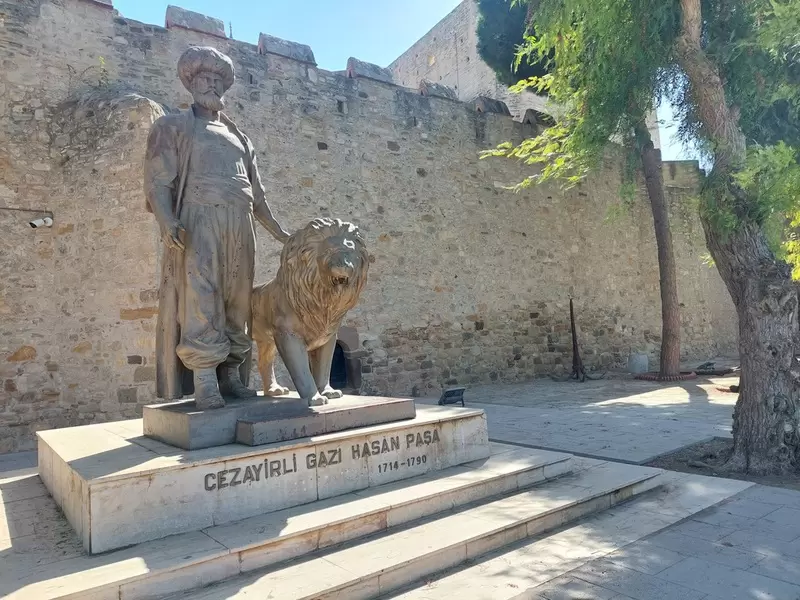 チェシュメ城を発見する