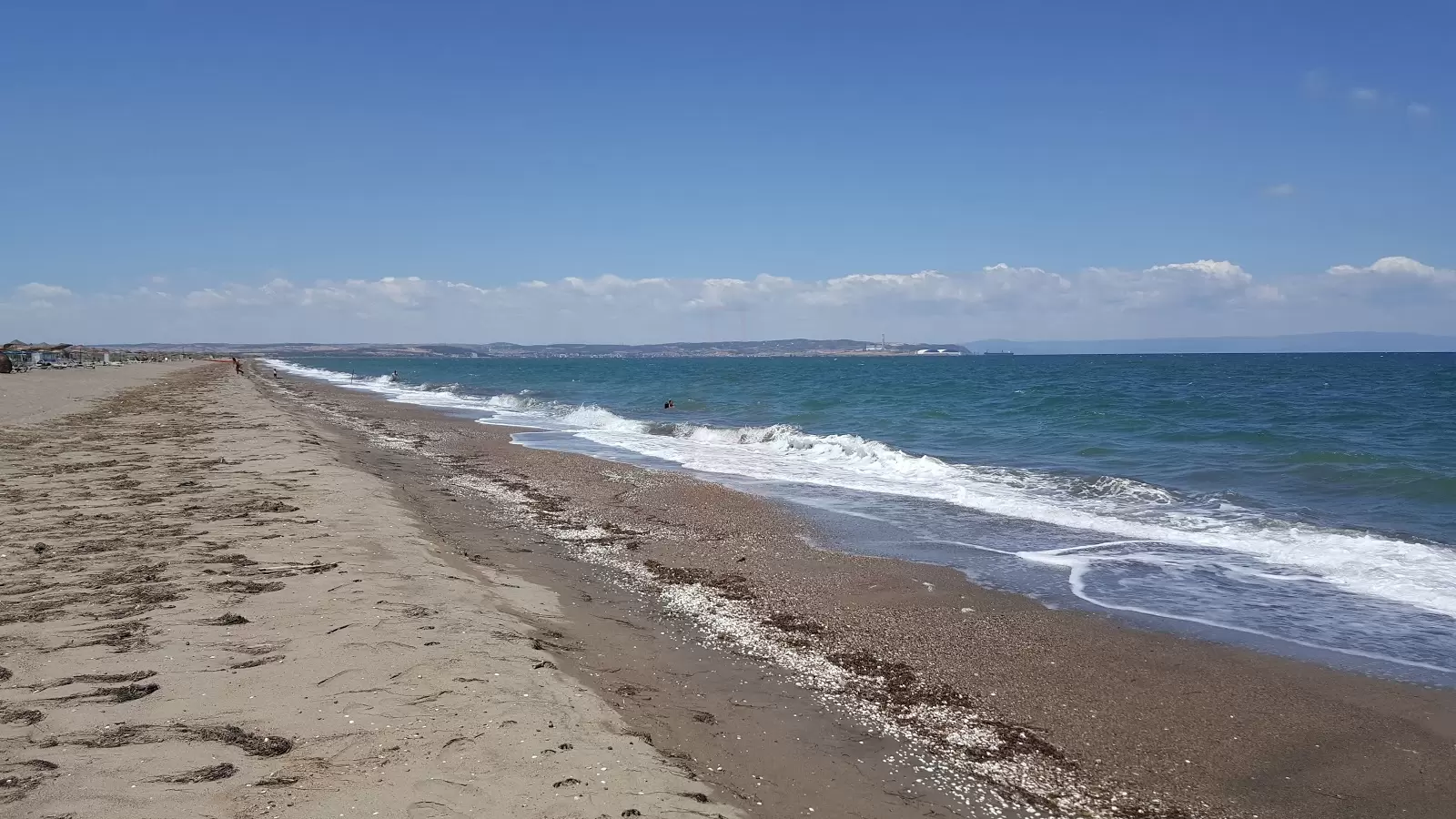 Огромный городской пляж
