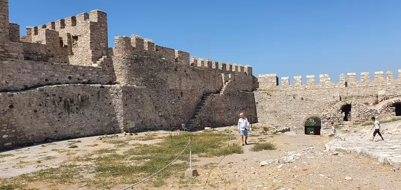 Откройте для себя замок Аясулук