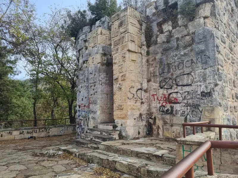 Scopri il castello di Gözne