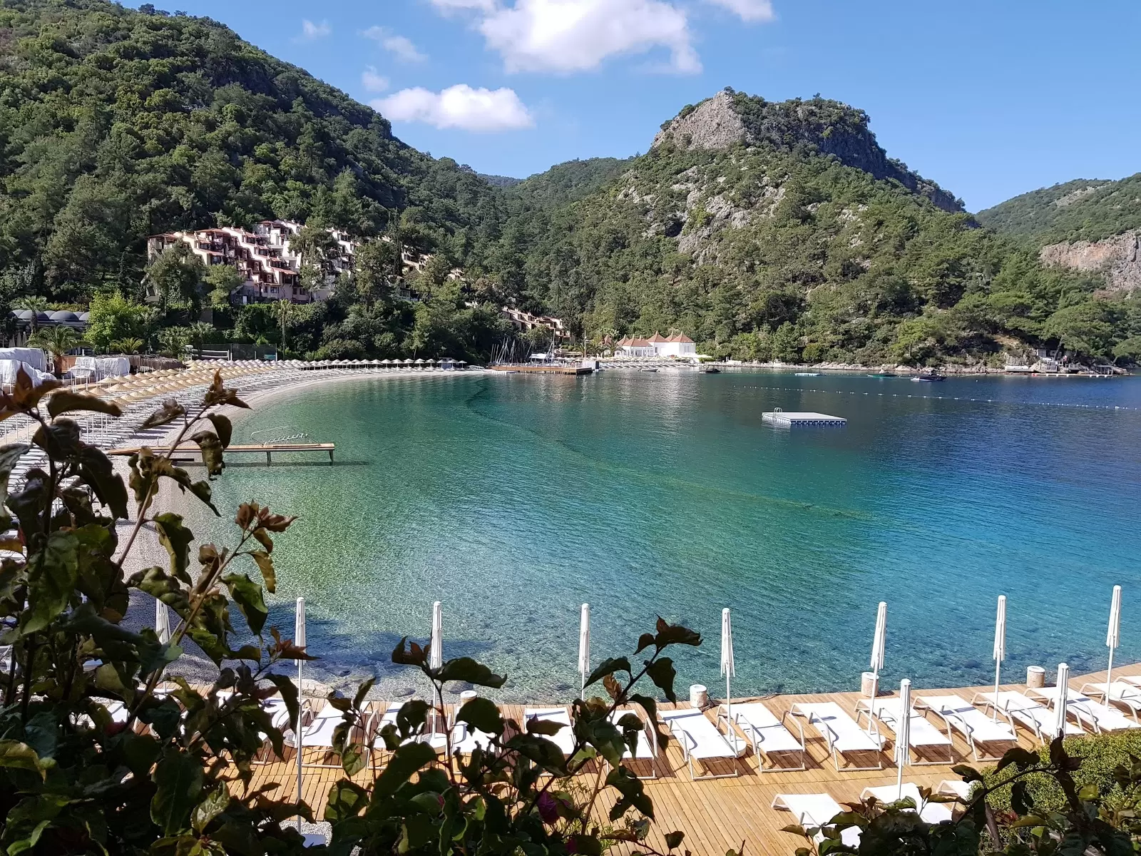 Plage à flanc de colline