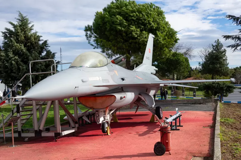 Откройте для себя Стамбульский музей авиации