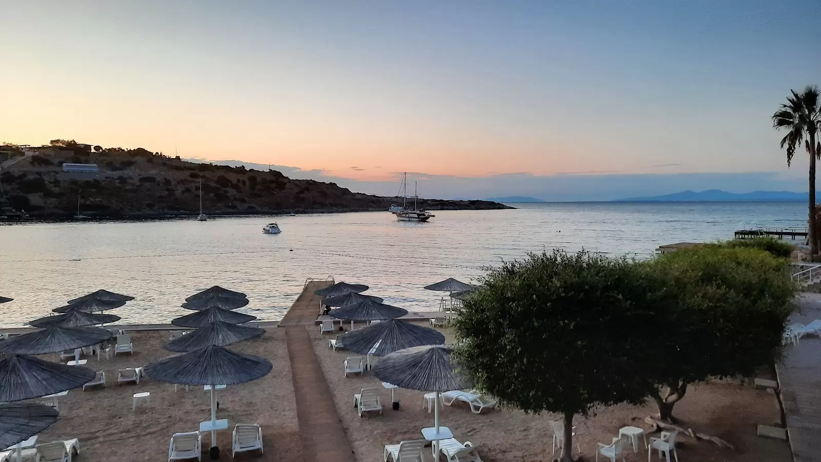 شاطئ الفندق