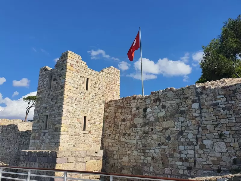 Foça Kalesi'ni keşfedin