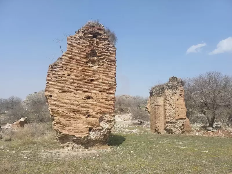 カスタバラ城を発見する