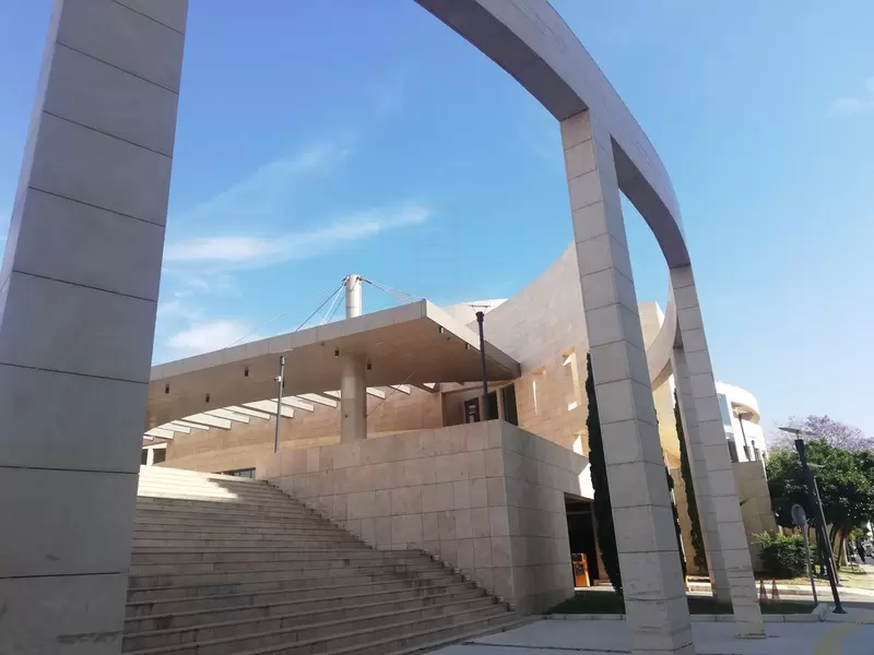 Откройте для себя Центр искусств Ахмеда Аднана Сайгуна