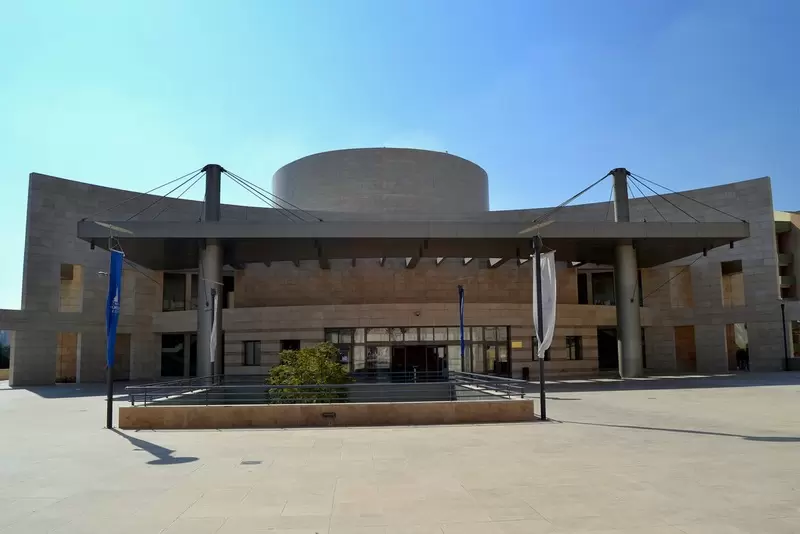 Откройте для себя Центр искусств Ахмеда Аднана Сайгуна