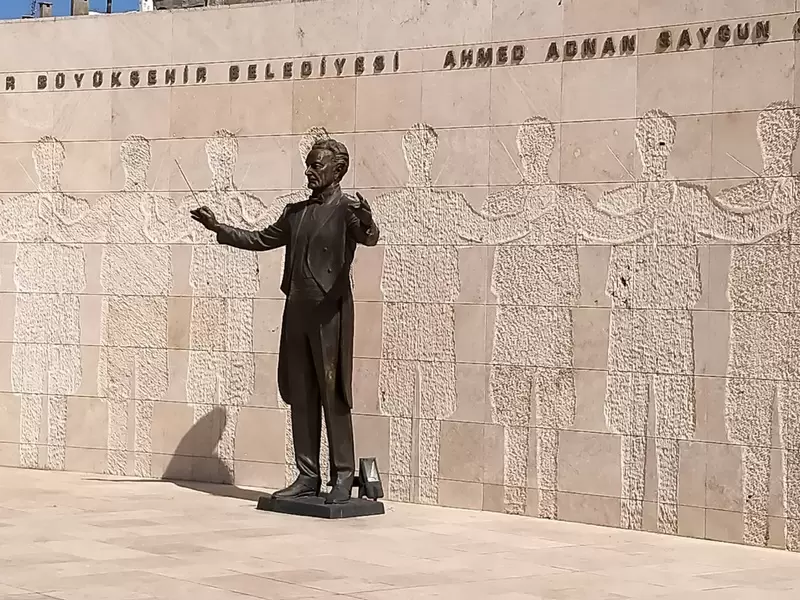 Откройте для себя Центр искусств Ахмеда Аднана Сайгуна