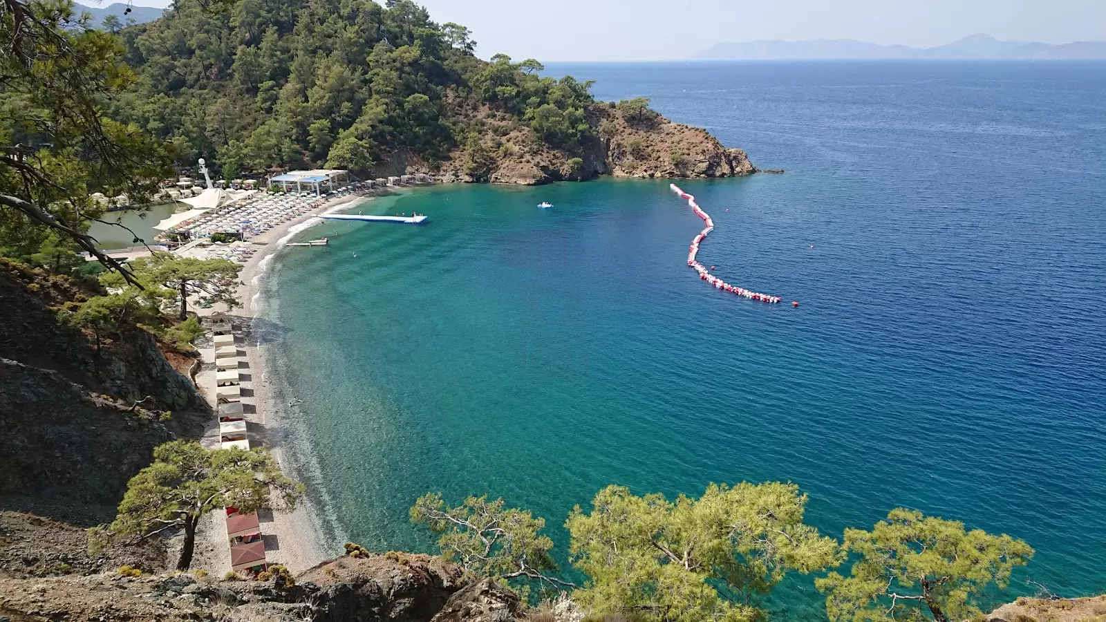 Plage avec tours