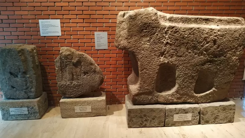 Entdecken Sie das Freilichtmuseum Karatepe-Aslantaş