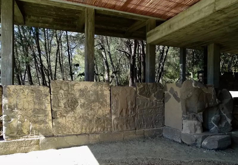 Entdecken Sie das Freilichtmuseum Karatepe-Aslantaş