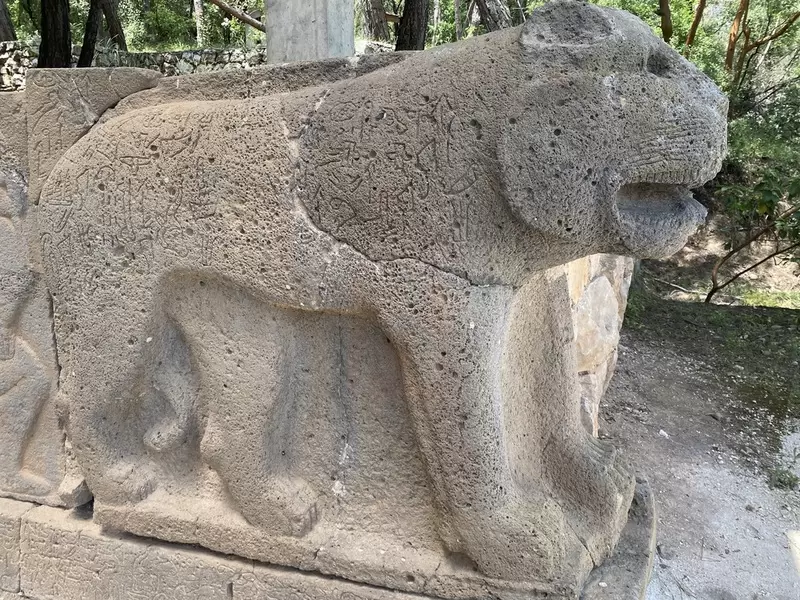 Entdecken Sie das Freilichtmuseum Karatepe-Aslantaş