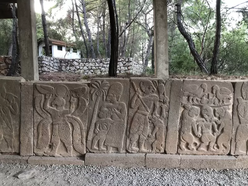 Entdecken Sie das Freilichtmuseum Karatepe-Aslantaş