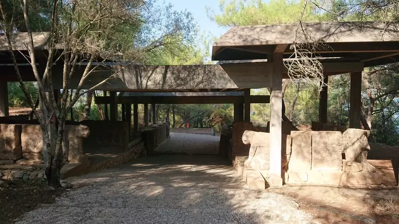 Entdecken Sie das Freilichtmuseum Karatepe-Aslantaş