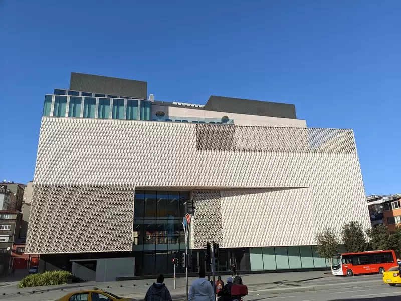 Откройте для себя Стамбульский музей современного искусства