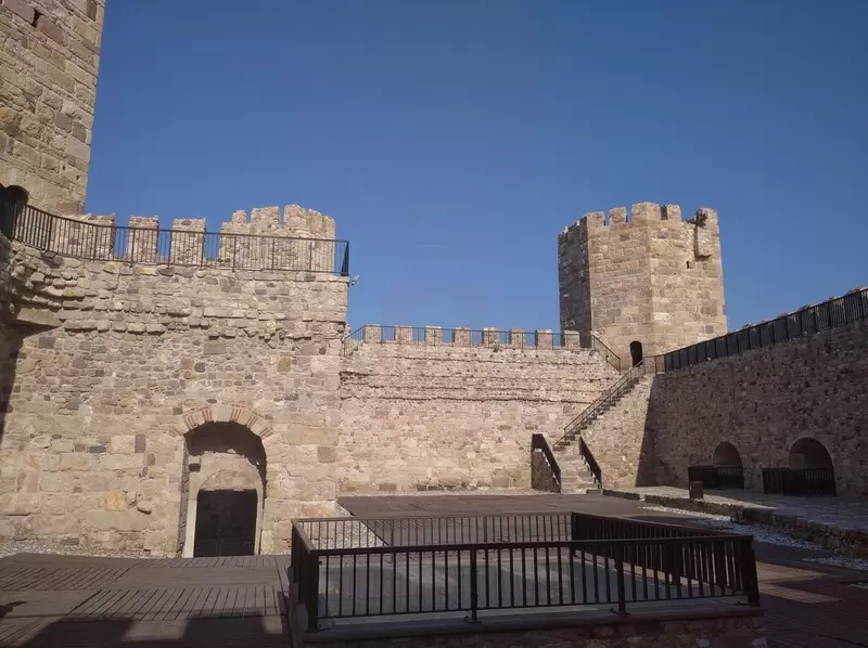 Откройте для себя замок Чандарлы