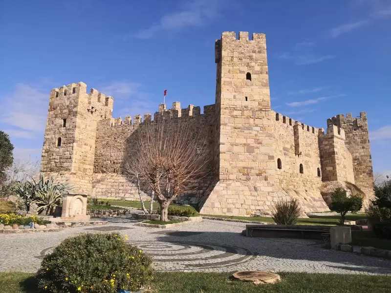 Откройте для себя замок Чандарлы