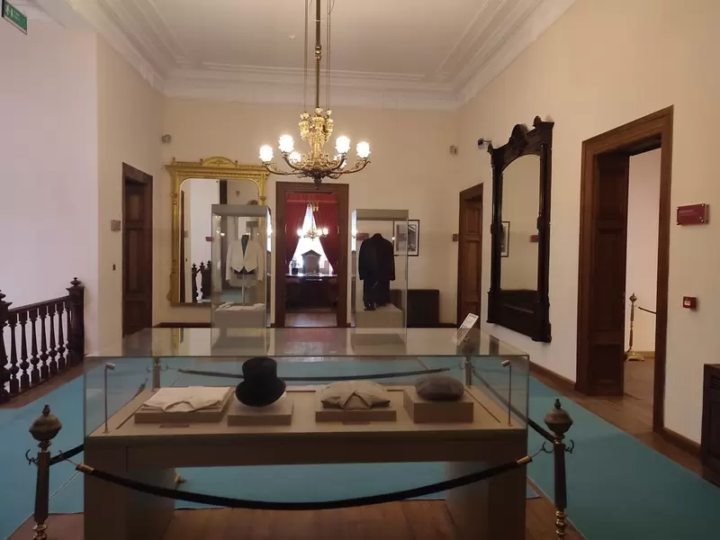 Откройте для себя Измирский музей Ататюрка