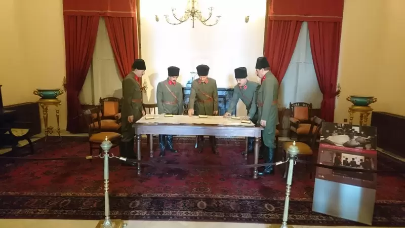 Откройте для себя Измирский музей Ататюрка