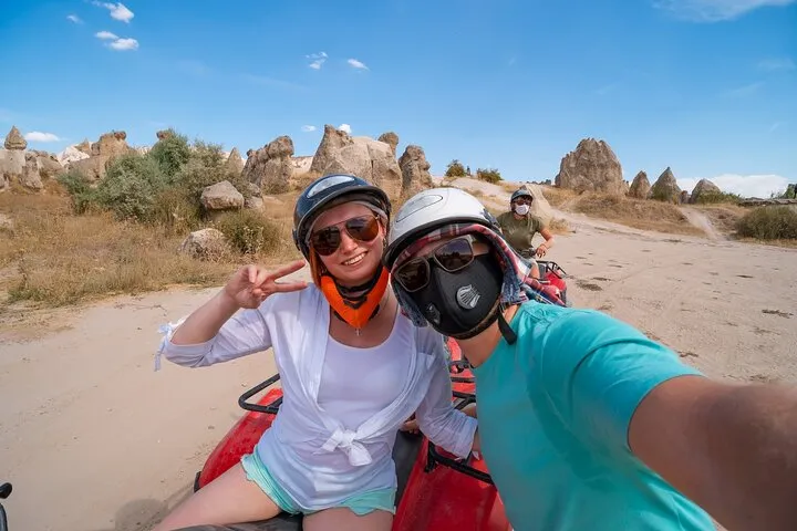 Safari en ATV en Capadocia: Explora los Valles de Día o con el Resplandor del Atardecer