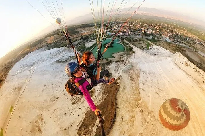 Experiencia de parapente en Pamukkale con pilotos expertos locales