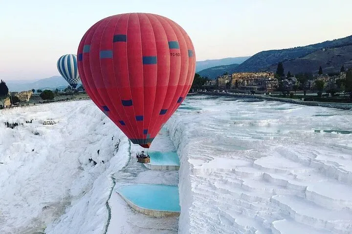 Excursión independiente a Pamukkale desde Sarıgerme con paseo en globo aerostático