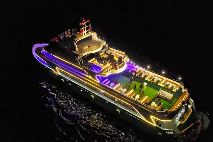 Crucero con Cena Mega Lüfer por el Bósforo y Espectáculo con Mesa Privada
