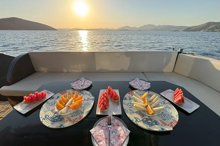 Tour Privado en Yate a Motor al Atardecer en Bodrum con Cena de 3 Horas