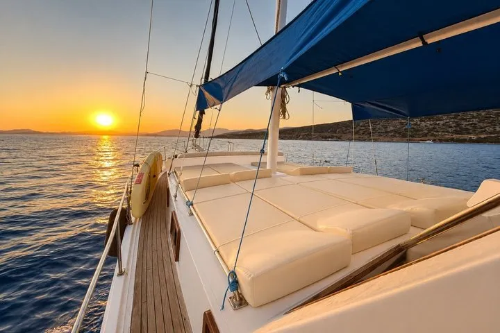 Excursión privada en barco de 3 horas al atardecer con cena en Bodrum